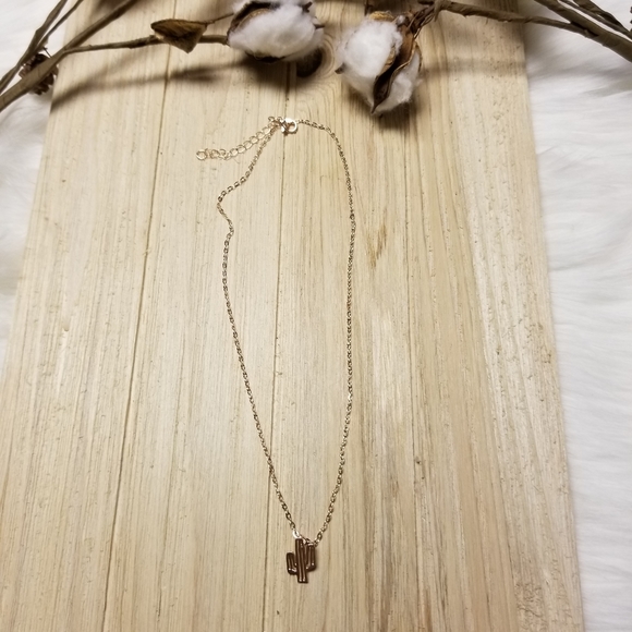 🌵Super Cute and dainty ROSE GOLD cactus necklace - Picture 2 of 6